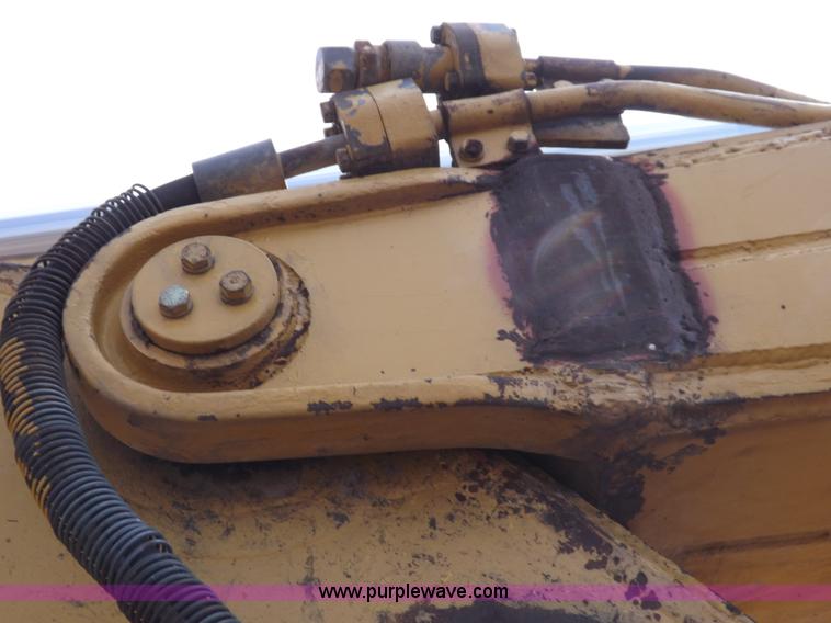 image for item I7541 1987 Caterpillar 215B LC excavator