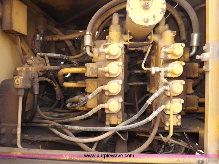 image for item I7541 1987 Caterpillar 215B LC excavator