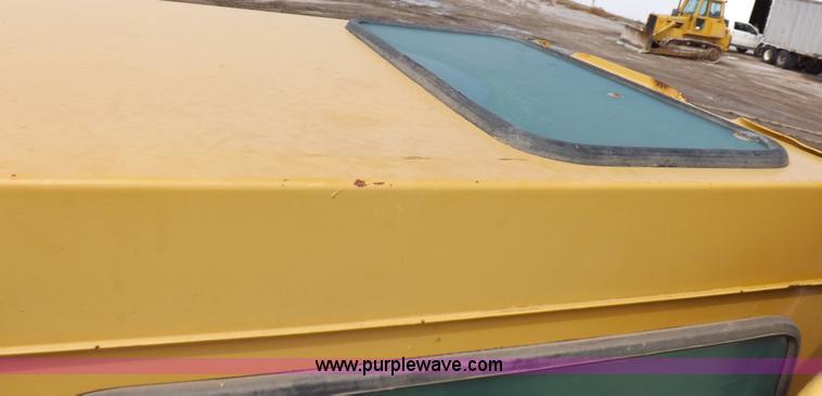 image for item I7541 1987 Caterpillar 215B LC excavator