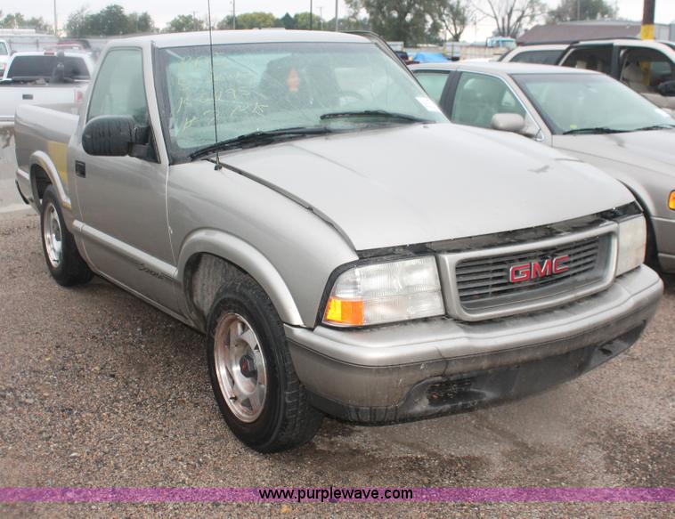 image for item H4218 1999 GMC Sonoma SLS pickup truck