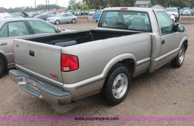 image for item H4218 1999 GMC Sonoma SLS pickup truck