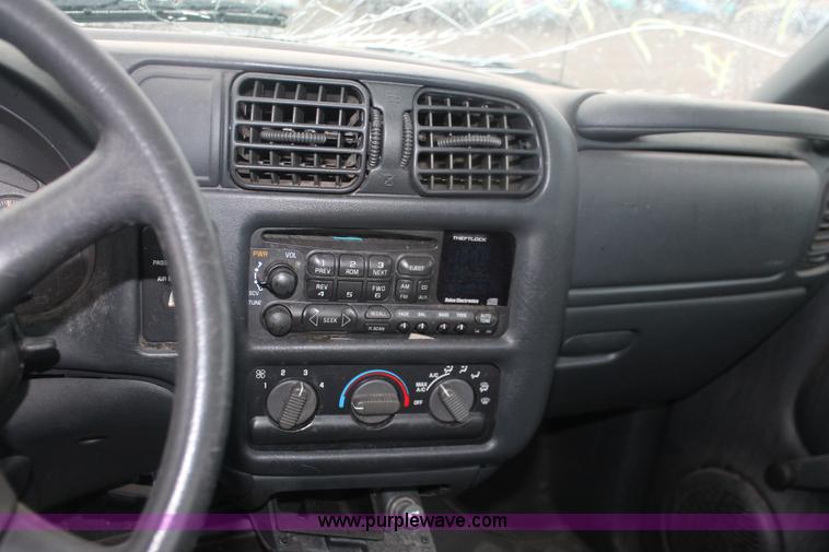 image for item H4218 1999 GMC Sonoma SLS pickup truck