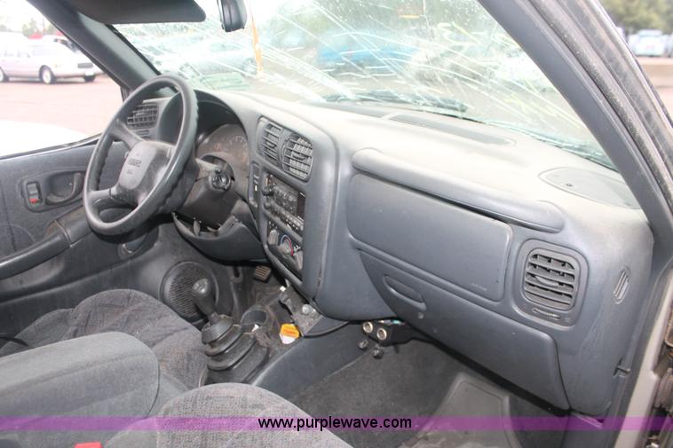 image for item H4218 1999 GMC Sonoma SLS pickup truck