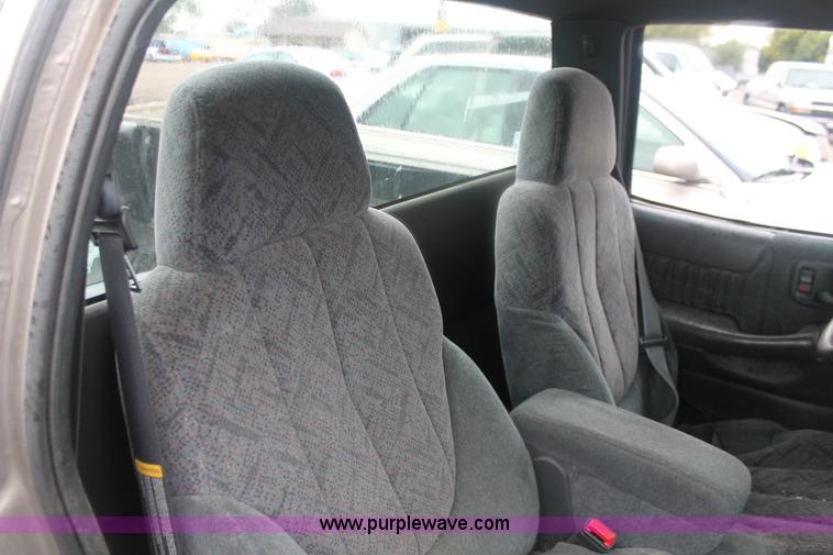 image for item H4218 1999 GMC Sonoma SLS pickup truck