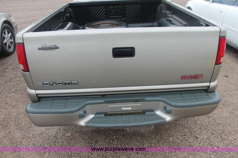 image for item H4218 1999 GMC Sonoma SLS pickup truck