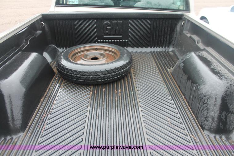 image for item H4218 1999 GMC Sonoma SLS pickup truck