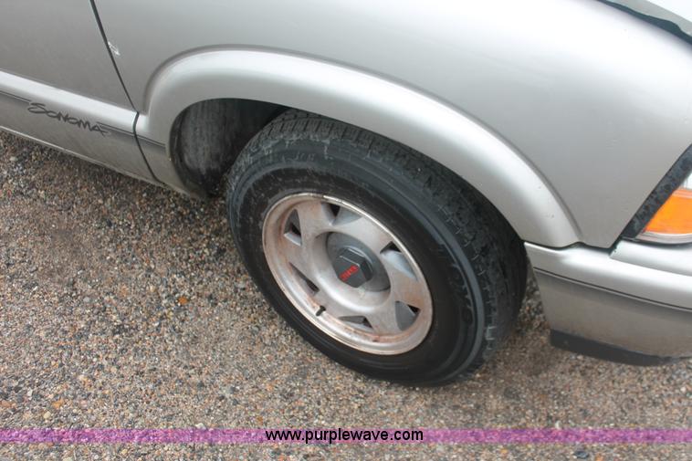 image for item H4218 1999 GMC Sonoma SLS pickup truck