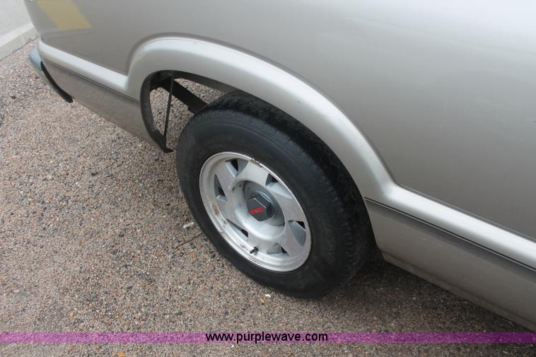 image for item H4218 1999 GMC Sonoma SLS pickup truck