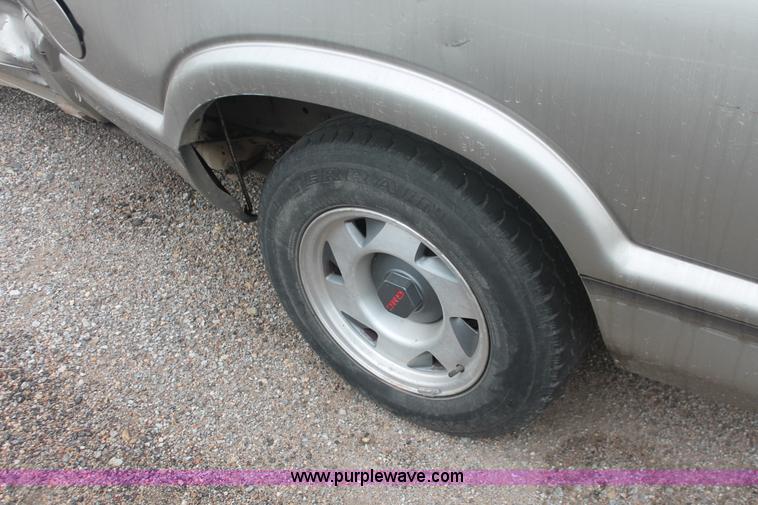 image for item H4218 1999 GMC Sonoma SLS pickup truck