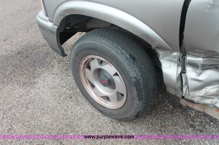 image for item H4218 1999 GMC Sonoma SLS pickup truck