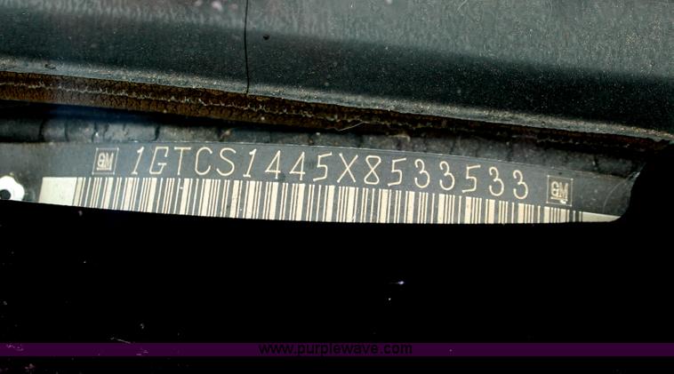 image for item H4218 1999 GMC Sonoma SLS pickup truck