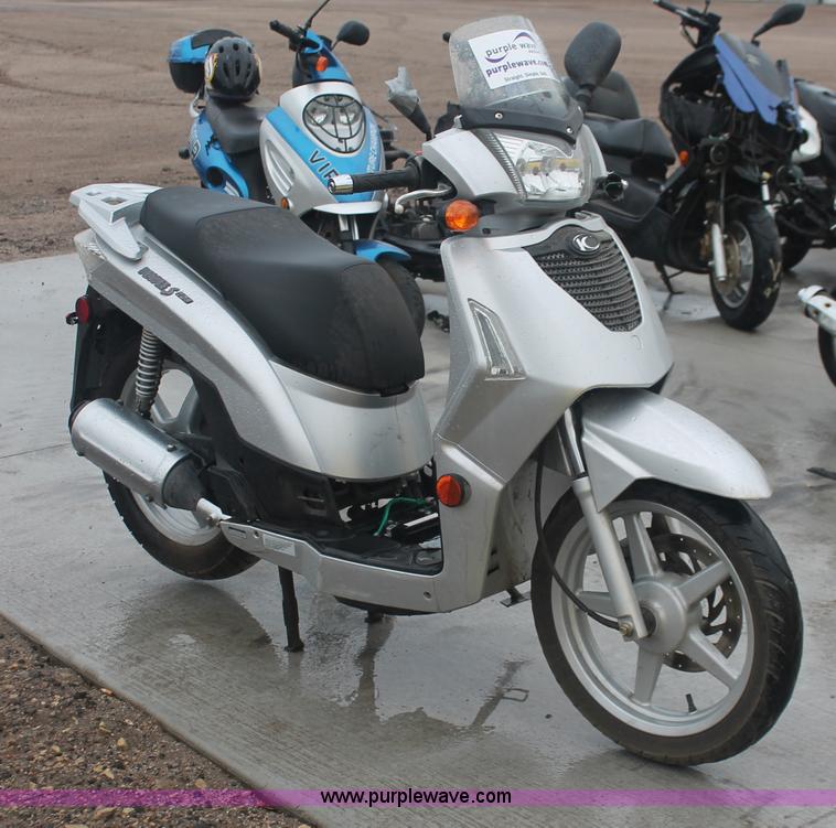 image for item H4221 2006 Kymoo Peoples 125 scooter