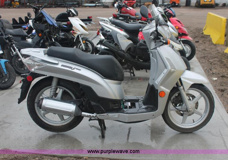 image for item H4221 2006 Kymoo Peoples 125 scooter