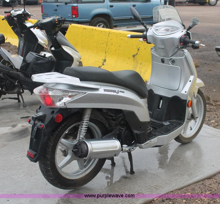 image for item H4221 2006 Kymoo Peoples 125 scooter