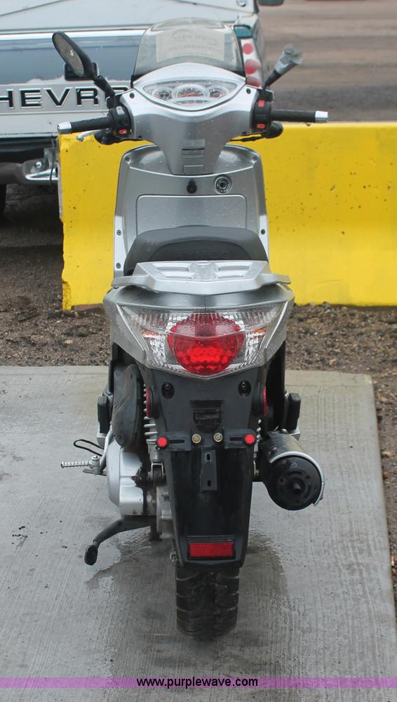 image for item H4221 2006 Kymoo Peoples 125 scooter