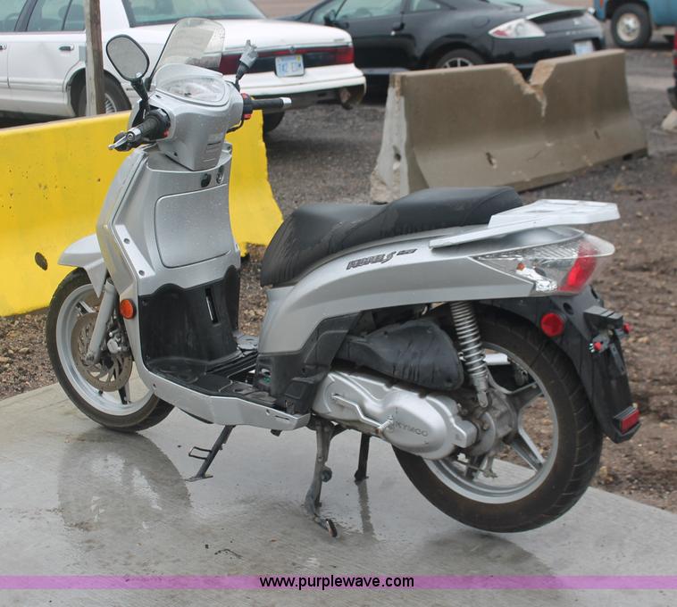 image for item H4221 2006 Kymoo Peoples 125 scooter