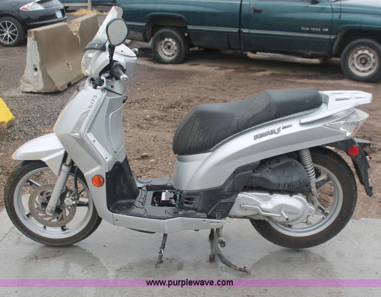 image for item H4221 2006 Kymoo Peoples 125 scooter