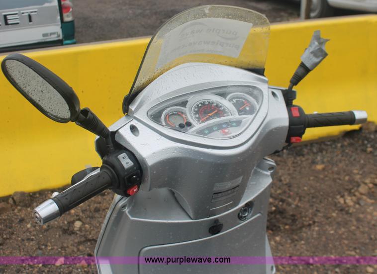 image for item H4221 2006 Kymoo Peoples 125 scooter