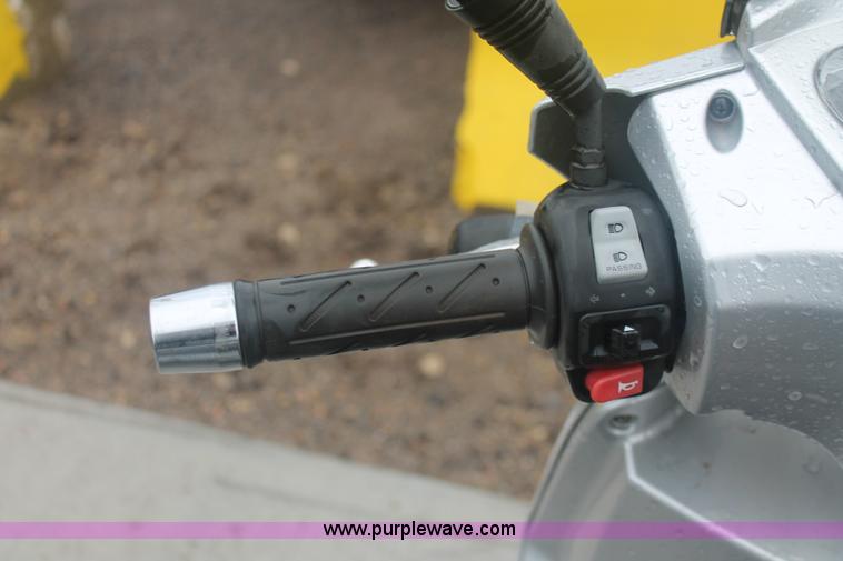 image for item H4221 2006 Kymoo Peoples 125 scooter