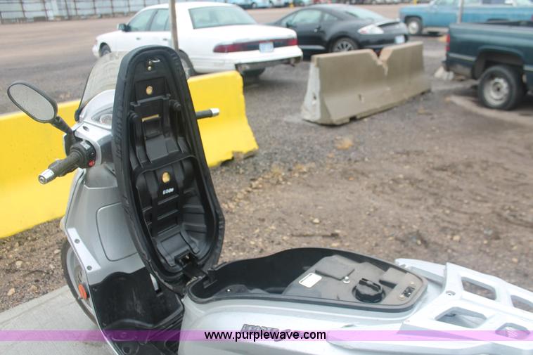 image for item H4221 2006 Kymoo Peoples 125 scooter