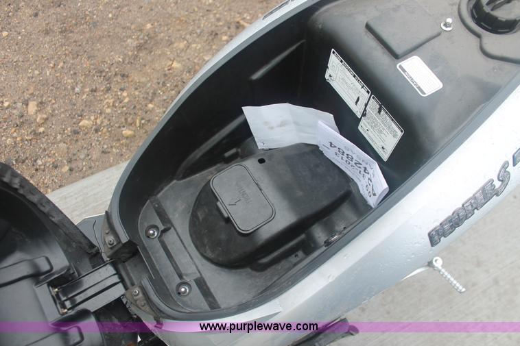 image for item H4221 2006 Kymoo Peoples 125 scooter