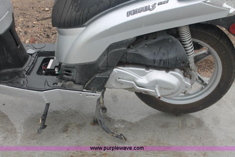 image for item H4221 2006 Kymoo Peoples 125 scooter