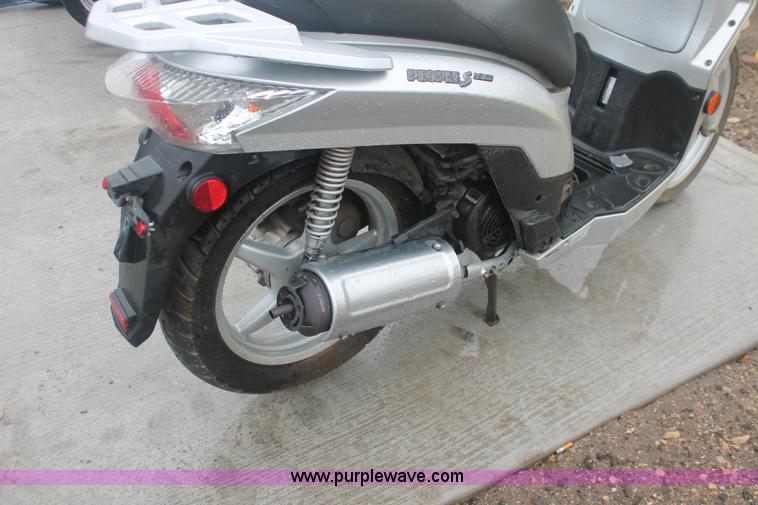 image for item H4221 2006 Kymoo Peoples 125 scooter