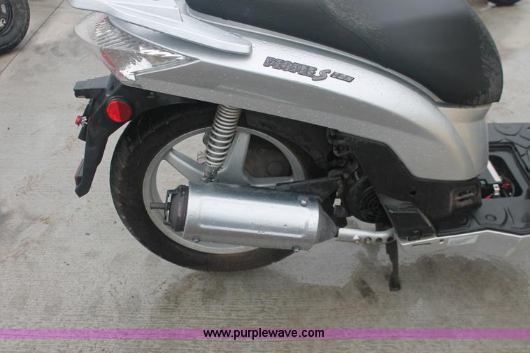 image for item H4221 2006 Kymoo Peoples 125 scooter