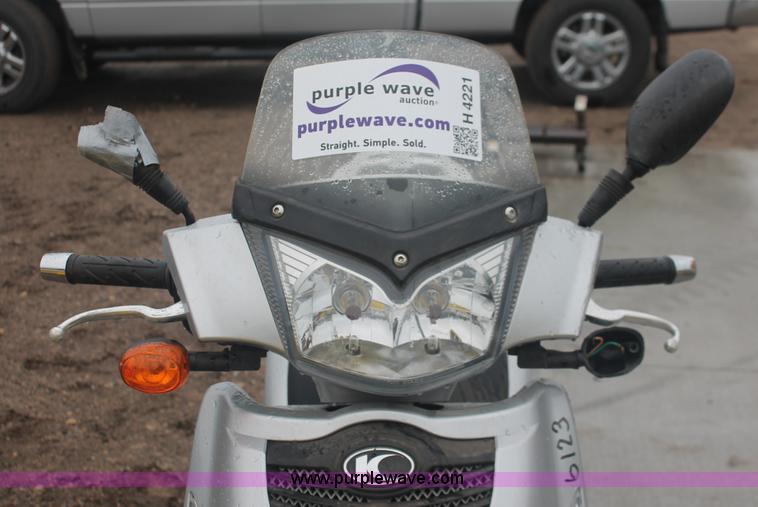 image for item H4221 2006 Kymoo Peoples 125 scooter