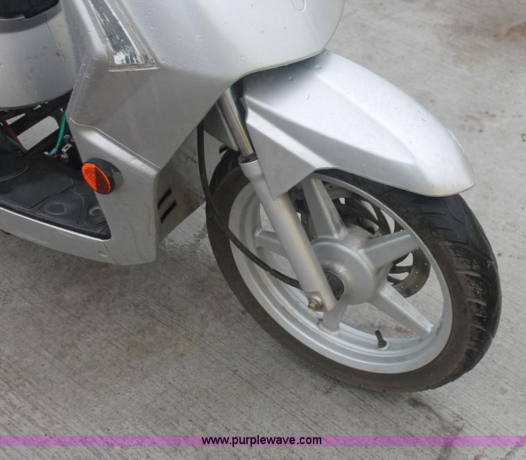 image for item H4221 2006 Kymoo Peoples 125 scooter