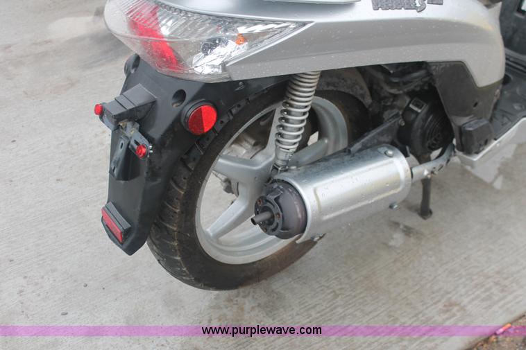 image for item H4221 2006 Kymoo Peoples 125 scooter