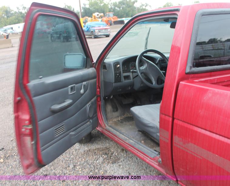 image for item H4230 1994 Nissan XE pickup truck