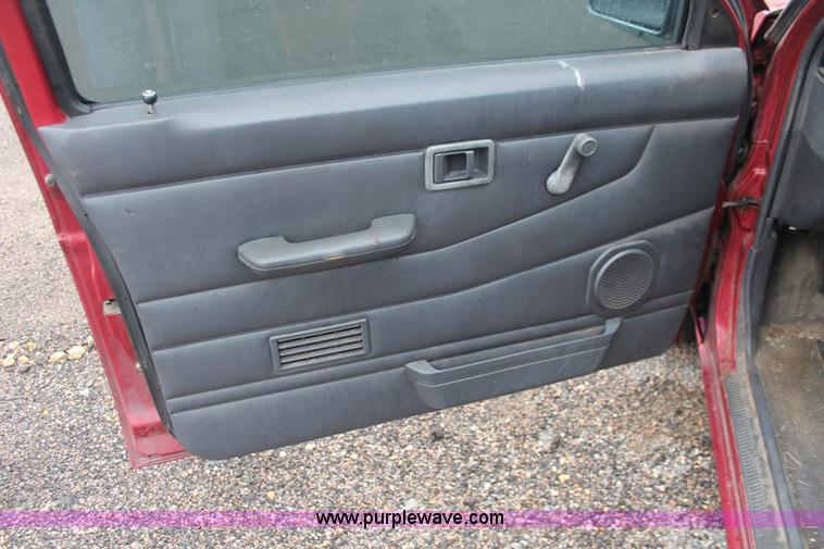 image for item H4230 1994 Nissan XE pickup truck