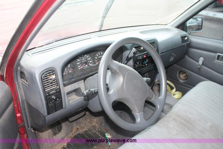 image for item H4230 1994 Nissan XE pickup truck