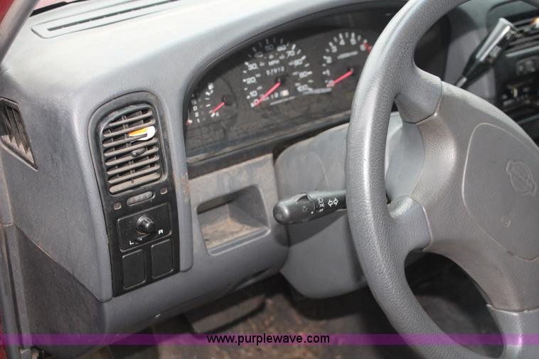 image for item H4230 1994 Nissan XE pickup truck