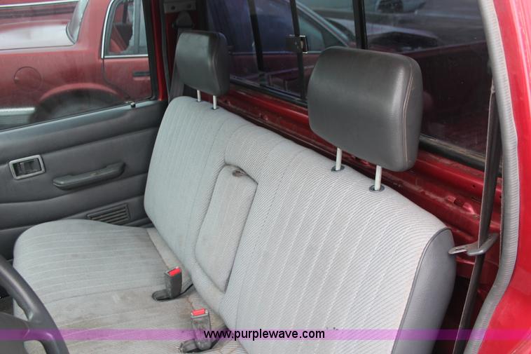 image for item H4230 1994 Nissan XE pickup truck