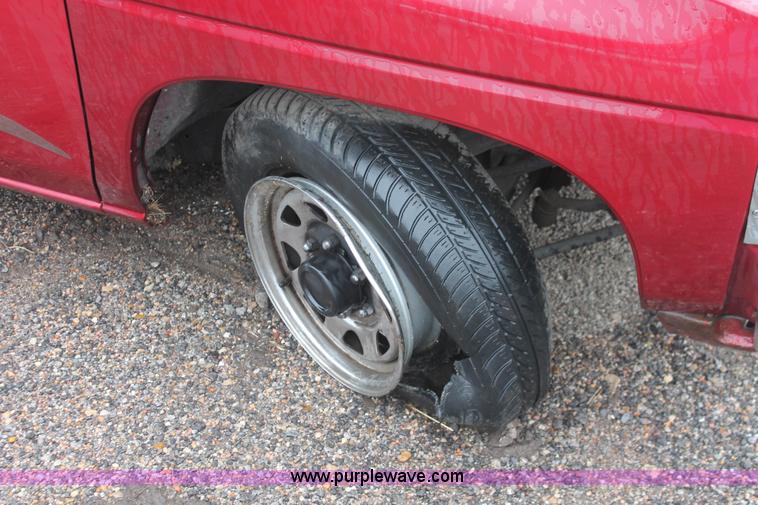 image for item H4230 1994 Nissan XE pickup truck