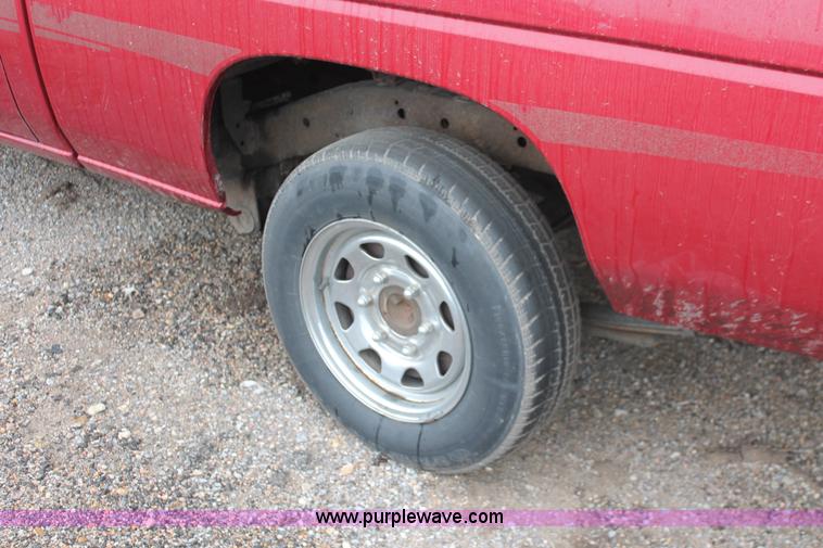 image for item H4230 1994 Nissan XE pickup truck