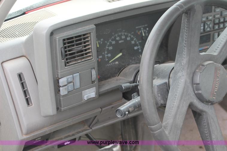 image for item H4231 1994 Chevrolet Silverado 1500 pickup truck