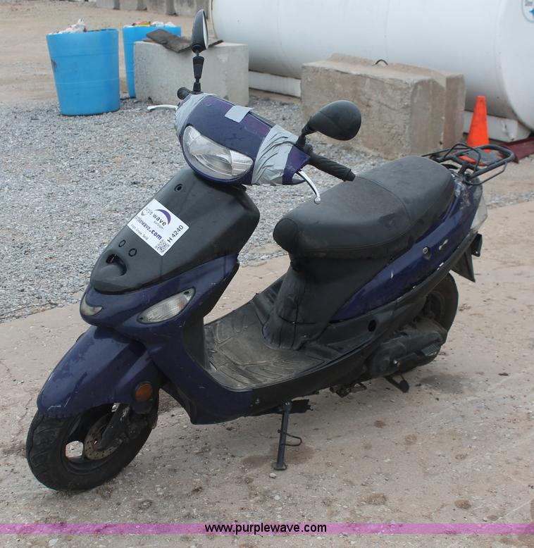 image for item H4240 2012 Bashan scooter