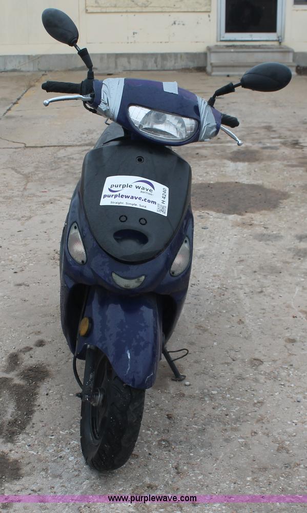 image for item H4240 2012 Bashan scooter