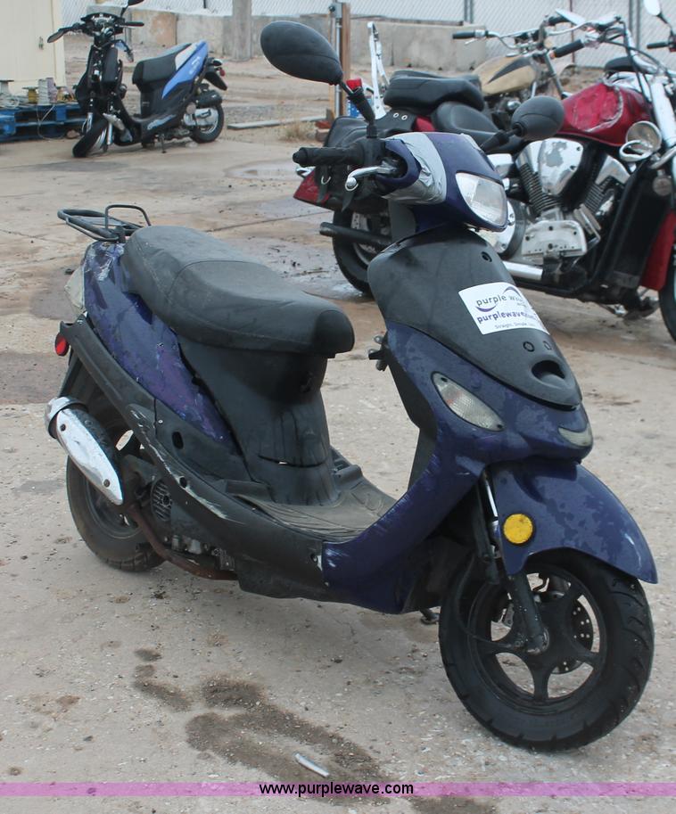 image for item H4240 2012 Bashan scooter