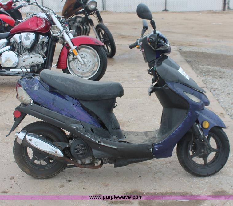 image for item H4240 2012 Bashan scooter