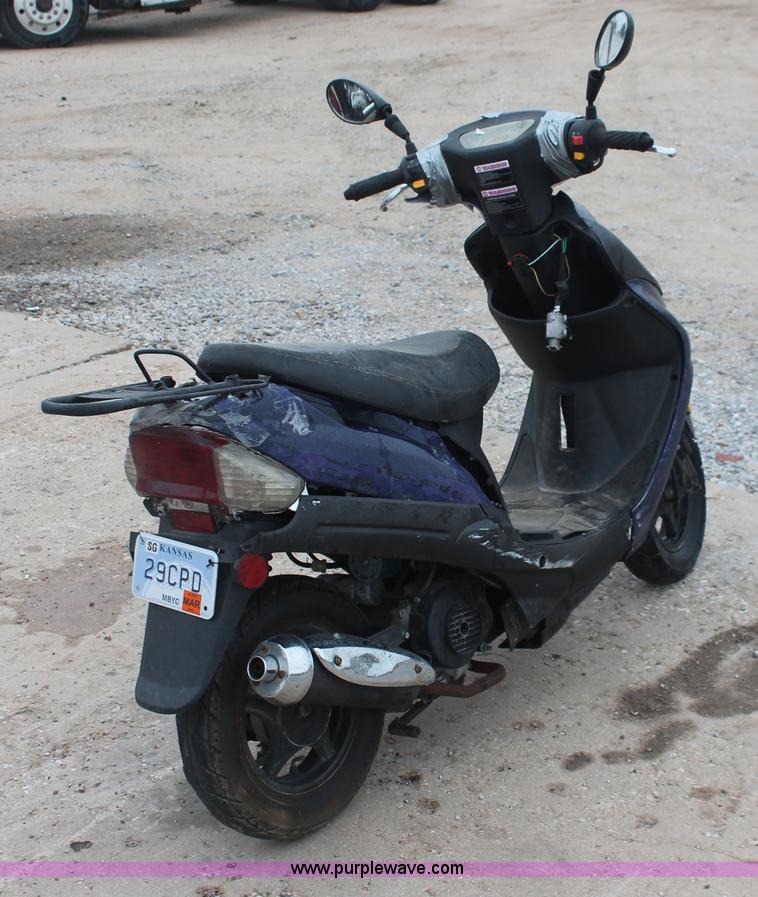 image for item H4240 2012 Bashan scooter