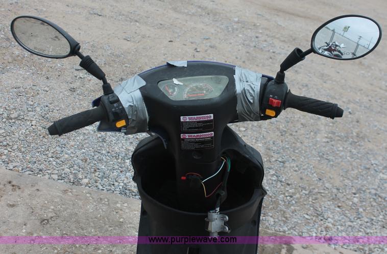 image for item H4240 2012 Bashan scooter