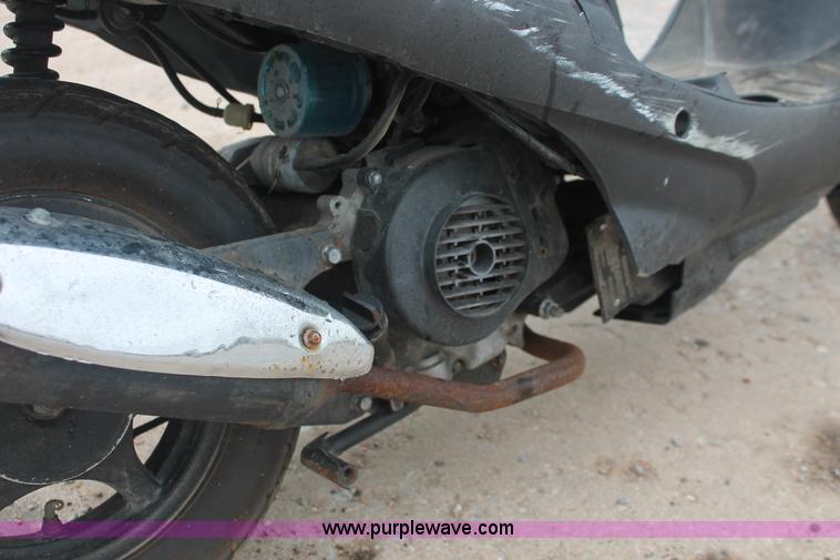 image for item H4240 2012 Bashan scooter