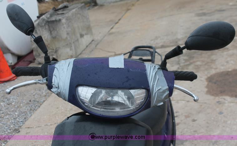 image for item H4240 2012 Bashan scooter