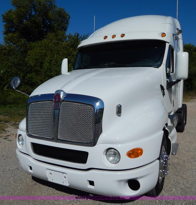 image for item B5878 2006 Kenworth T2000 semi truck