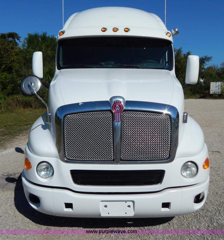 image for item B5878 2006 Kenworth T2000 semi truck