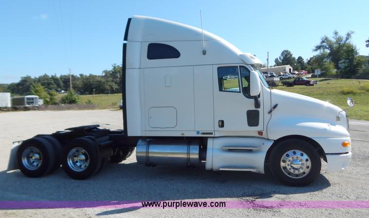 image for item B5878 2006 Kenworth T2000 semi truck